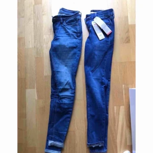  - Vänster Levis storlek 25. Favoriter byxor och fint skick. Säljes för 150kr Höger Levis storlek 26, med lapp. säljes för 300kr Nypris 900kr 