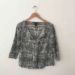  - Blus som är fin både öppen och med knäppet stängt.  Kan skickas mot fraktkostnad eller möts vid Fridhemsplan.