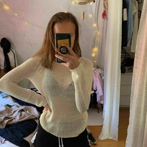  - Virkad benvit och super mjuk tröja från gina! Inte använd alls så den är som ny💝 frakten ligger på ca 18 kr men kan även mötas upp i centrala Uppsala!