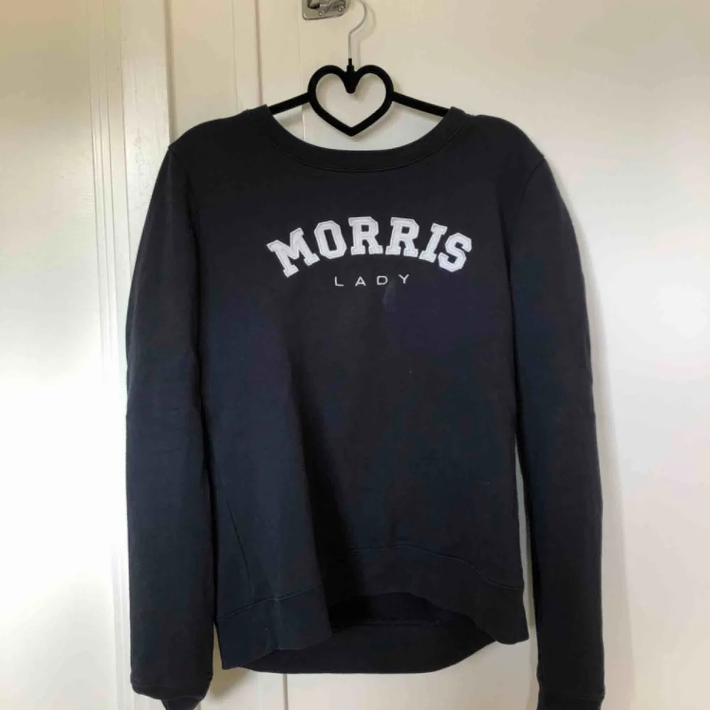 En äkta Morris sweatshirt i marinblå färg, ny pris är 1000kr. Säljer den för att jag har en ny likadan. Använd max 10 ggr, köparen står för frakt   . Hoodies.