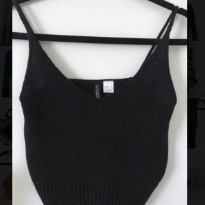  - Stickad top från H&M, aldrig använd! 