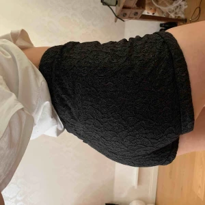  - Svarta kostymshorts (?) med svart blommigt mönster, se sista bilden. Passar perfekt på mig som bär XS/34💞 frakten ligger på ca 18kr men kan även mötas upp i centrala Uppsala