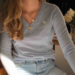  - Superskön ljusblå tröja från abercrombie. 100% Kaschmir. Bra skick. Köparen står för frakt. 