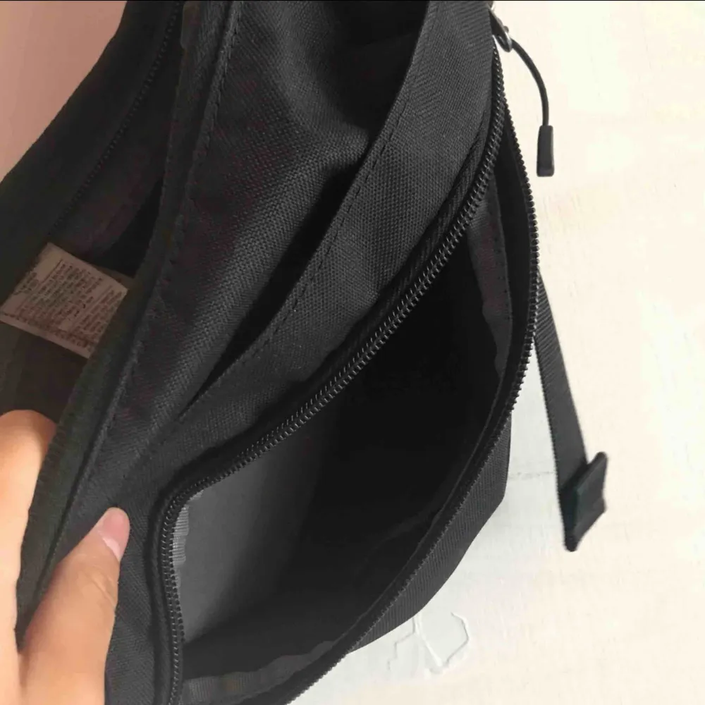 Axelremsväska från Nike unisex . Den är simpel och bekväm. Det finns två fickor och en inne ficka i väska. Skriv om du har frågor!!. Väskor.
