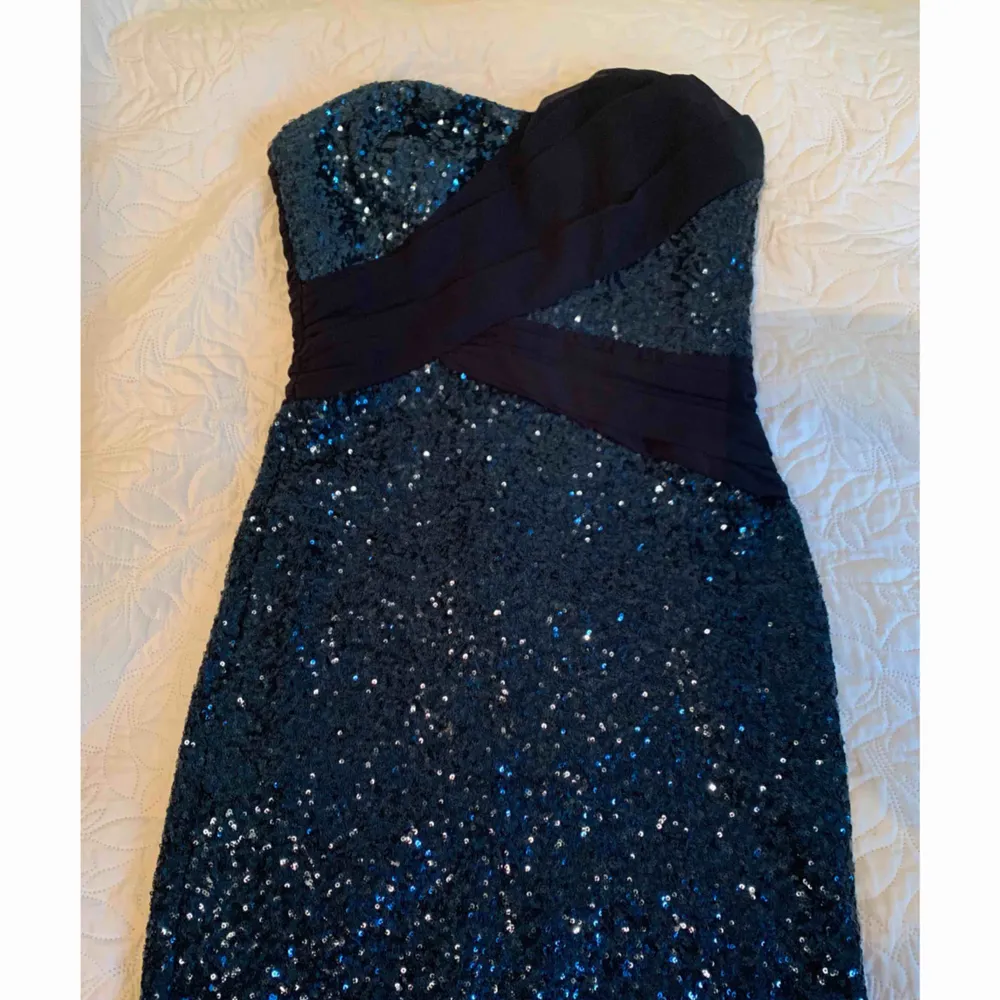 Säljer en klänningen med paletter med mörkblå skiftningar. Frakten ingår i priset . Klänningar.