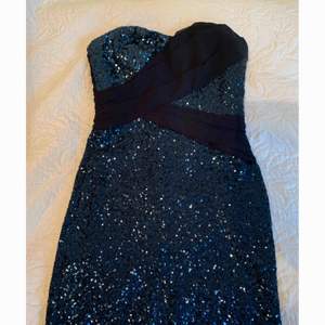 Säljer en klänningen med paletter med mörkblå skiftningar. Frakten ingår i priset 
