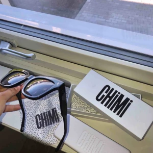  - Ett par fina, trendiga solglasögon från chimi eyewear (BERRY 005) i nyskick. Säljer pågrund av att jag köpte fel modell, ej använda bara testade.  Nypris. 999kr