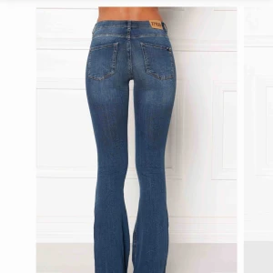  - Säljer de här bootcut jeansen från Bubbleroom i storlek 38. Helt oanvända! Stretchiga i materialet. Säljer pga för långa för mig (är 1.55). Nypris 379 