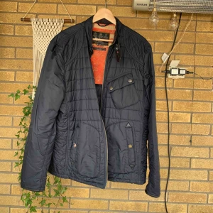  - Motorcykel-inspirerad jacka från Barbour. Fodrad med Thermore ”thermal insulation expert”. Nypris 2700kr. 