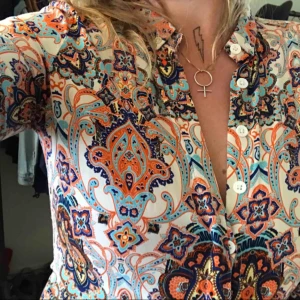  - Grymt snygg skjorta, sparsamt använd. Köpt på SOLO för några år sedan. Fantastiskt mjukt o fint material. För liten för mig annars hade jag använt dagligen.  Köpare står för frakt