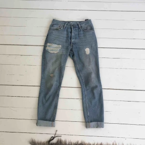  - Boyfriend jeans, på mig sitter dom som låg midja men går att ha som hög eftersom grenen är låg, frakt tillkommer (63kr) 