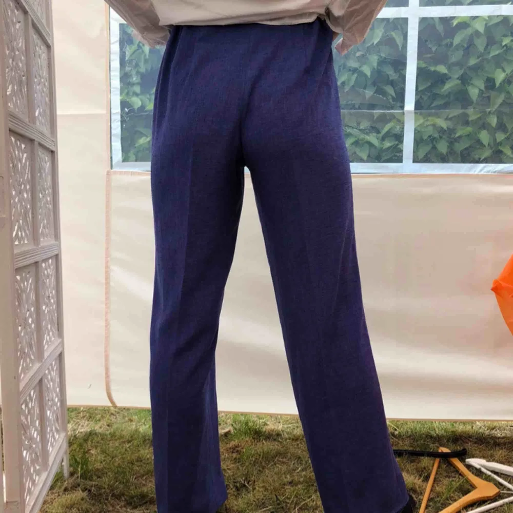 Vintage högmidjade byxor, lite gammaldags stil i väldigt fin kvalitet 💙 Jag är 165 cm lång! Frakt tillkommer 💌. Jeans & Byxor.
