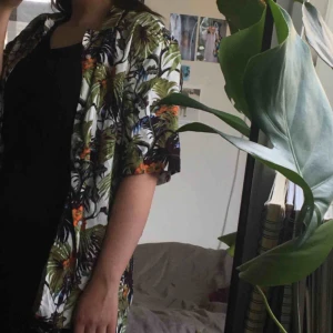  - Jättebekväm skjorta, använd bara några gånger förra sommaren! Kan mötas upp i Stockholm/Strängnäs/däremellan och fraktar alltså inte