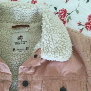  - Fodrad mockajacka i gammelrosa färg från PULL&BEAR i strl M, passar mindre beroende på hur man vill att den ska sitta. Riktigt snygg i fint skick. Frakt tillkommer.