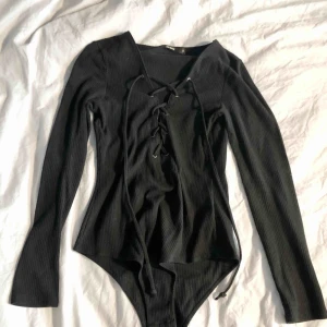  - Bodysuit från BikBok! Använd 1-2ggr, superfint skick! 40kr frakt eller mötas upp i Stockholms innerstad ♥️🌹