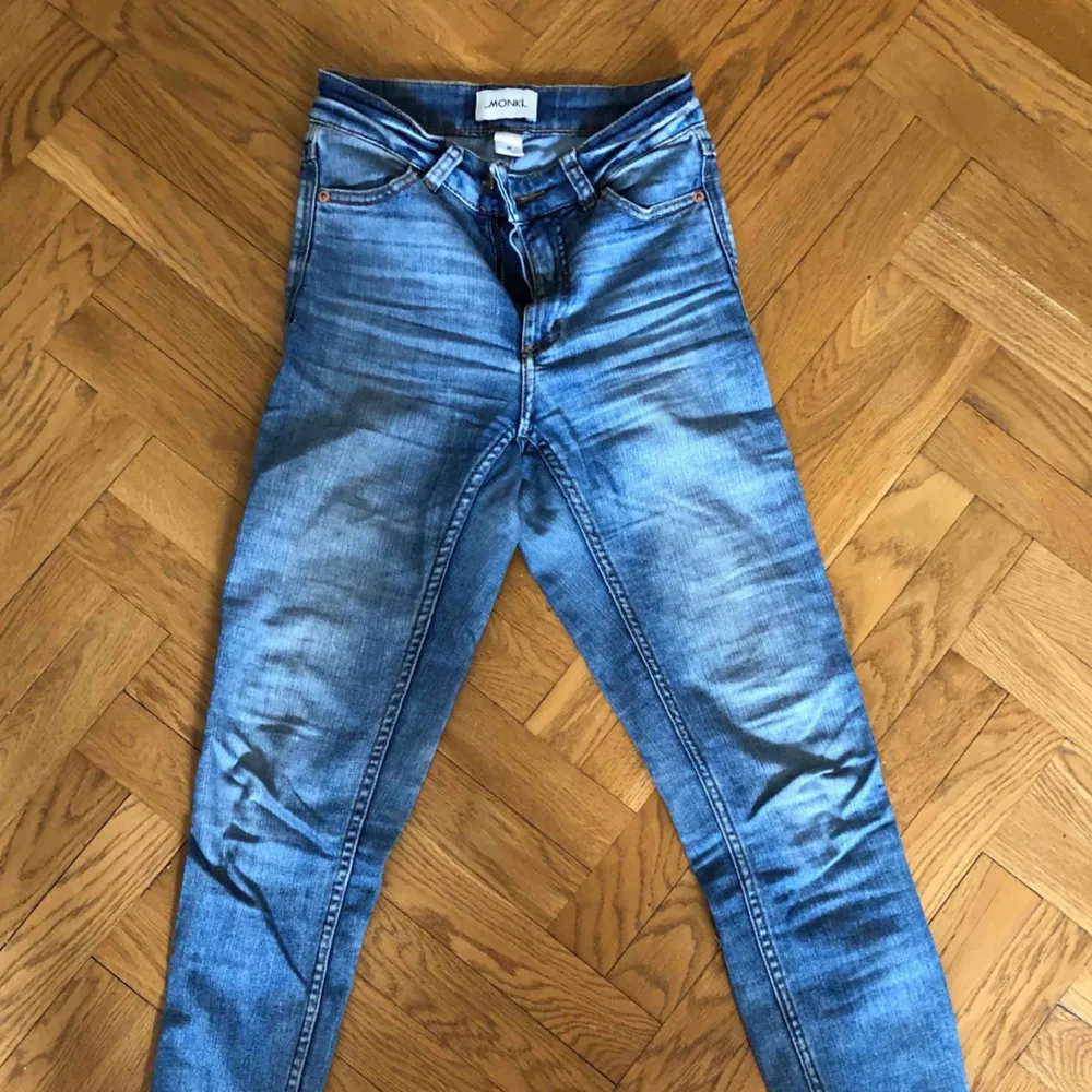 Tajta jeans från Monki. Strl 26. Inget att anmärka på. Nypris 500 kr. Priset är inklusive porto. . Jeans & Byxor.