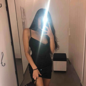  - Svart klänning från bikbok sitter som en dröm | nästintill oanvänd, endast använd för foto| storlek S 🖤