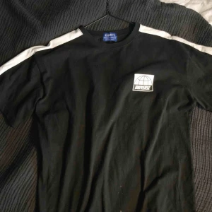 - Svart T-shirt med vitt tryck både fram och bak! Provad hemma ett antal gånger men inte använd! 40kr frakt eller mötas upp i Stockholms innerstad ♥️🌹