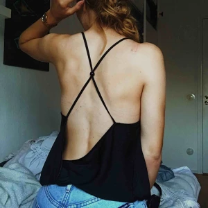  - Så snyggt silkigt linne med smala straps och den snyyyyggaste ryggen nånsin!! 