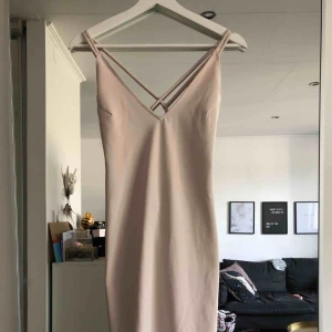  - Klänning i nude från Bikbok. Använd ett fåtal gånger, som ny. 