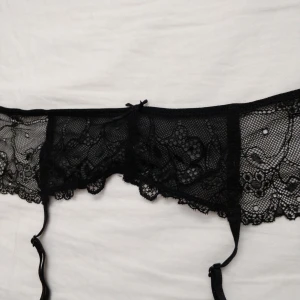  - Strumpebandshållare. Tycker den passar till både S och M. Passar bra till spetsbodyn jag säljer på min profil! ❤️