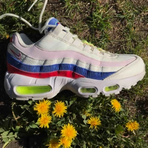  - Nike air max 95 i använt skick men ändå superfina! De är också väldigt sköna kan gå ner i pris vid snabb affär!🌿 Nypris: 1600kr