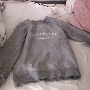  - En fin grå tjocktröja från ginatricot Använd några gånger Köptes för 199 men säljer för 70 