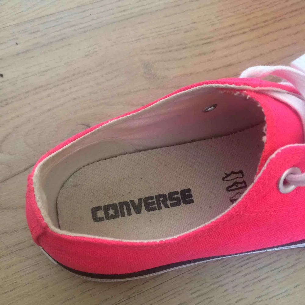 Neon rosa converse skor (äkta), Nästan helt oanvända, bra skick! Helt nya skosnören! Säljes pga för stora. Frakt tillkommer💗. Skor.