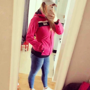  - Riktigt snygg Helly Hansen jacka, i fin rosa färg. Inte mycket använd alls så i jättefint skick. Rymlig huva. Vind- och vattentålig. Fin passform. 