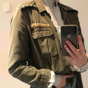  - Jätte fin tun militärgrön jacka från Gina Tricot. 