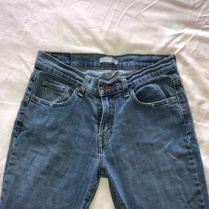 Äkta Levis jeans! Boot cut, low waist, 8 inch långa! Köpta second hand men väldigt bra skick!✨ Priset går att diskutera! FRI FRAKT 