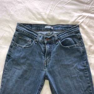  - Äkta Levis jeans! Boot cut, low waist, 8 inch långa! Köpta second hand men väldigt bra skick!✨ Priset går att diskutera! FRI FRAKT 
