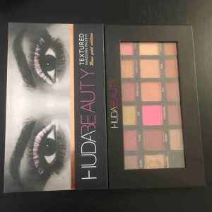  - Nypris 686kr 1 färg är använd.