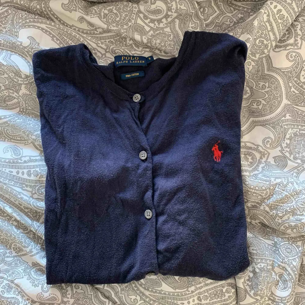 ⁉️ SÄLJER SUPER FIN RALPH LAUREN CARDIGAN ⁉️ Högsta bud vinner  Äkta super fin marinblå Ralph Lauren cardigan. Aldrig  använd därav i super bra skick. Storlek S men skulle säga XS/S  Frakt tillkommer men kan tänka mig att mötas i Uppsala . Tröjor & Koftor.