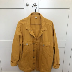  - Gul oversize jeansjacka från H&M, knappt använd och alltså som ny! Säljes pga används ej. Möts upp i Stockholm eller skickas mot fraktkostnad :) 