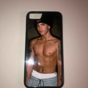  - SÅ snyggt Eminem-skal 😭 ÄLSKAR detta men det passar inte min mobil. Lite skadat vid knapparna. Passar iPhone 6/6s/7/7s/8/8s