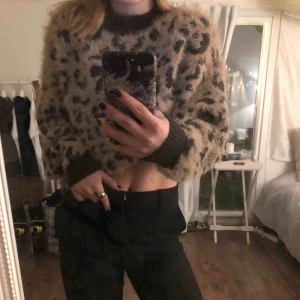  - Trendig Leo stickad tröja! 