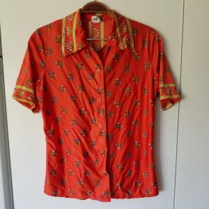  - Kortärmad skjorta i sidenmaterial