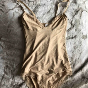  - En snygg beige body som aldrig används. 