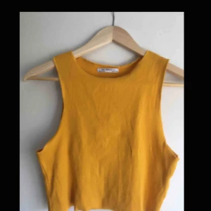 - Superfin orangegul top köpt på Zara i Italien. Köper du nu så bjuder jag på frakten! 