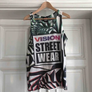  - Vision Street Wear tank top. Kan hämtas i Uppsala eller skickas mot fraktkostnad 