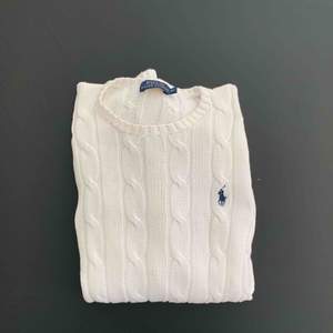 Skön och snygg kabel stickad tröja från Ralph Lauren i storlek XS. Möts upp i Stockholm eller fraktas! 🌷  Nytt pris: 1295kr Mitt pris: 250kr