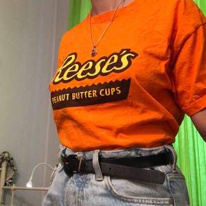 Reese’s Peanut Butter Cup T-Shirt. I färgen Orange.  