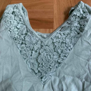 Öppen Rygg - 👚Grön/blå tröja!👚40kr. Storlek M. Bar vid axlarna. Väldigt mjuk! Från Veromoda. Går att hämta i Lund eller Malmö i Skåne, annars ingår frakt💖