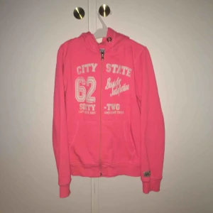  - Rosa hoodie/huvtröja med dragkedja. Köpt på Ullared. Skickar gärna men då tillkommer fraktkostnad!