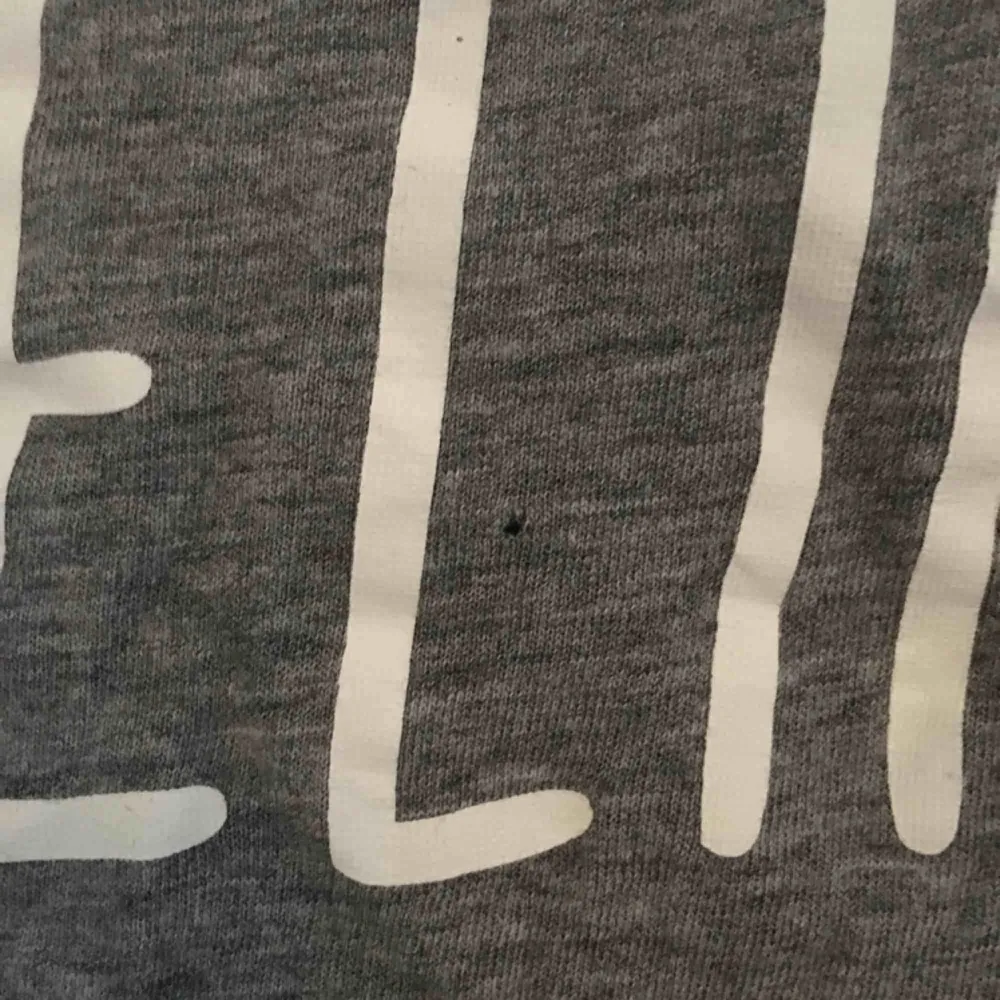 Gulligt linne från H&M med texten ”spring feeling”. Ett jättelitet hål finns mitt på linnet, därav de billiga priset. Betalning sker via swish💚 Kan mötas upp i Uppsala!. Toppar.