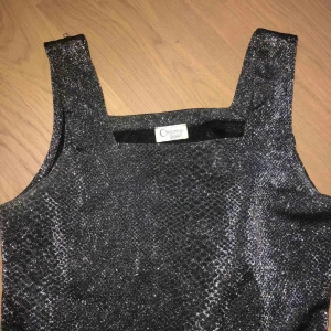  - Glittrig orm mönstrat linne, köpt på vintage affär (oklart vilken storlek). 