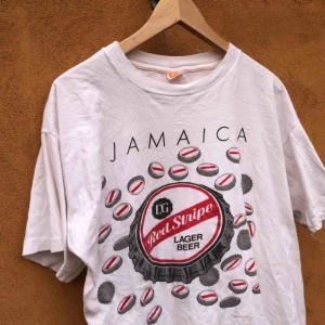 - Vintage T-shirt från Jamaica. Sent 80-tal. Xl på lappen men sitter som L. Kan hämtas i Uppsala eller skickas mot fraktkostnad 