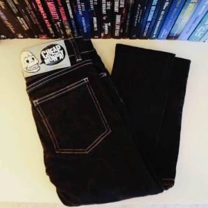  - *RESERVERADE* Svartgråa jeans från Cheap Monday med ljusa sömmar. Står strl 28 men är små i storleken o skulle tro att de passar en xs/34a   Frakt 63 kr