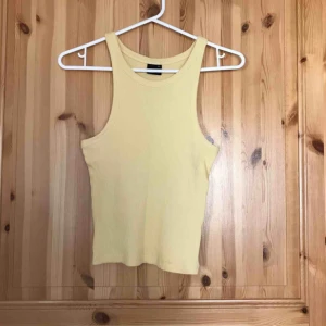  - Jättefin ljusgul linne från Gina Tricot. Aldrig använd. Frakten är inkluderad i priset. Betalning med swish